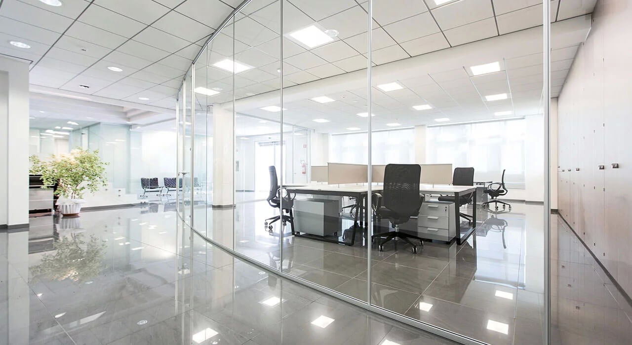 Pareti divisorie per ufficio e pellicole oscuranti per vetri. Pareti in vetro per ufficio.