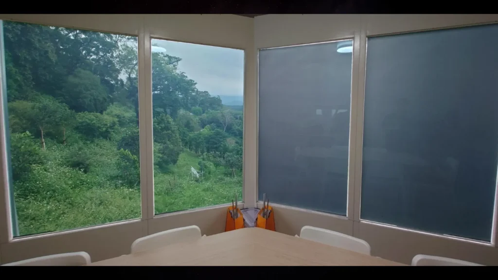 Pellicola blackout CLC BrixiaTech trasparenza 32 per cento VLT uffici lusso - BrixiaTech CLC blackout film 32 percent VLT high transparency smart glass