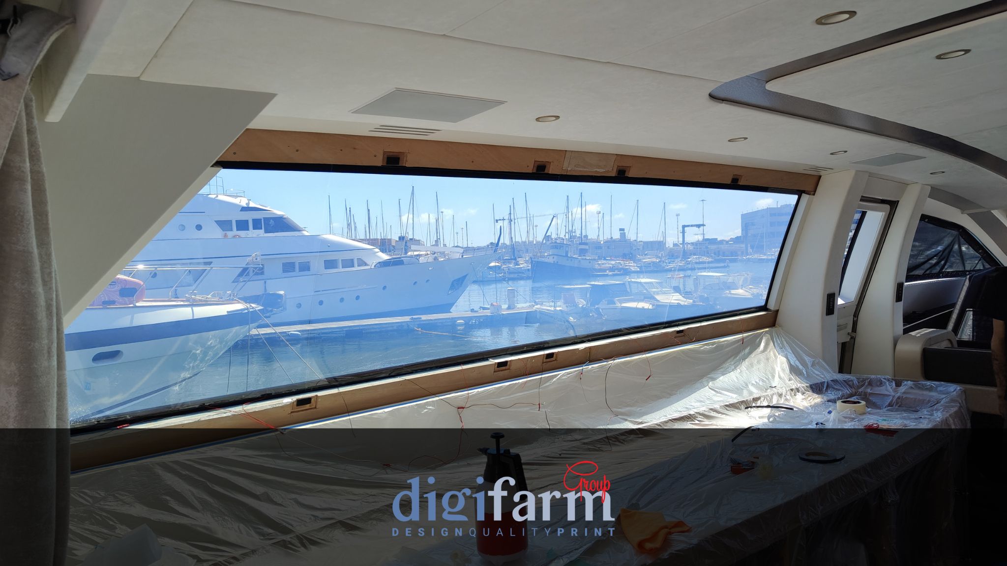 Installazione pellicola PDLC BrixiaTech su vetrate sagomate di un luxury yacht OTAM