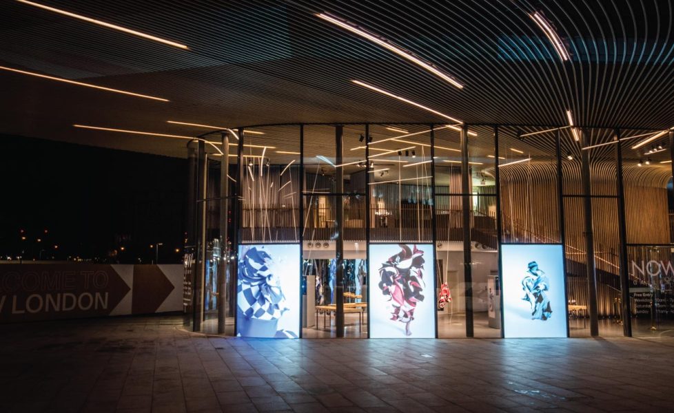 Installazione Smart Glass per reveal di prodotto durante un evento di lusso vetrina del punto vendita, vetrina smart Vetrina Interattiva Smart Showcase